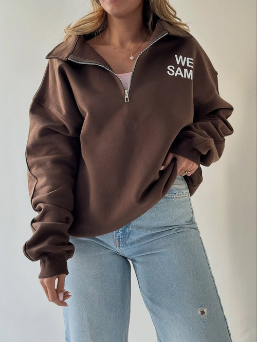 Sweat demi-zip marron chocolat porté avec un jean clair