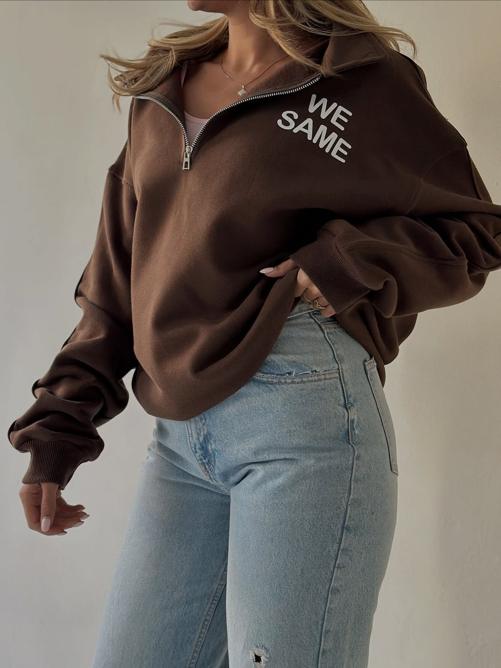 Sweat demi-zip oversize marron, look casual
