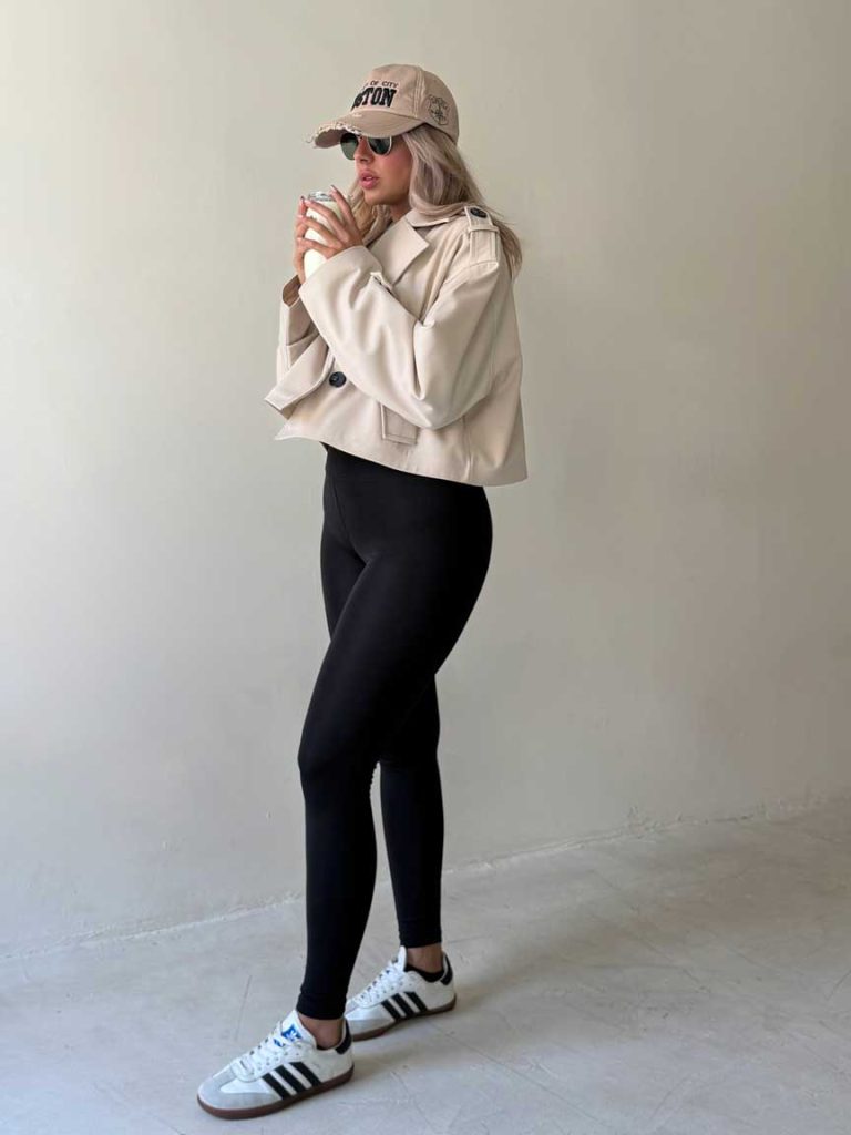 Veste trench courte beige oversize vue de profil