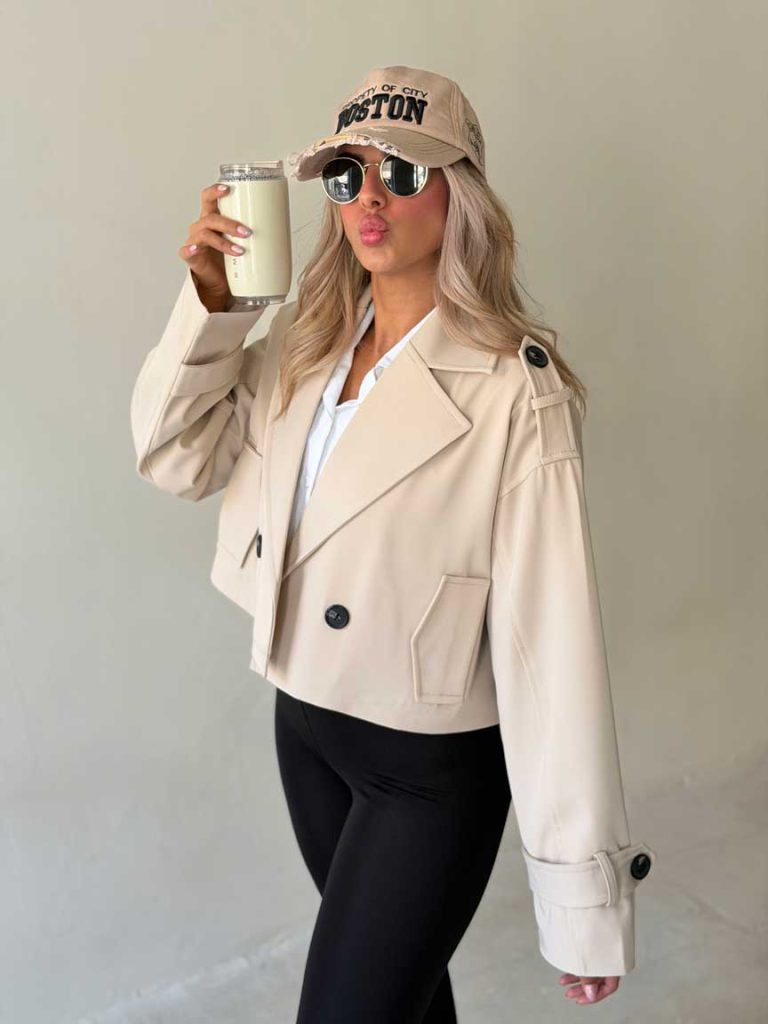 Femme portant la veste trench courte beige avec un legging noir