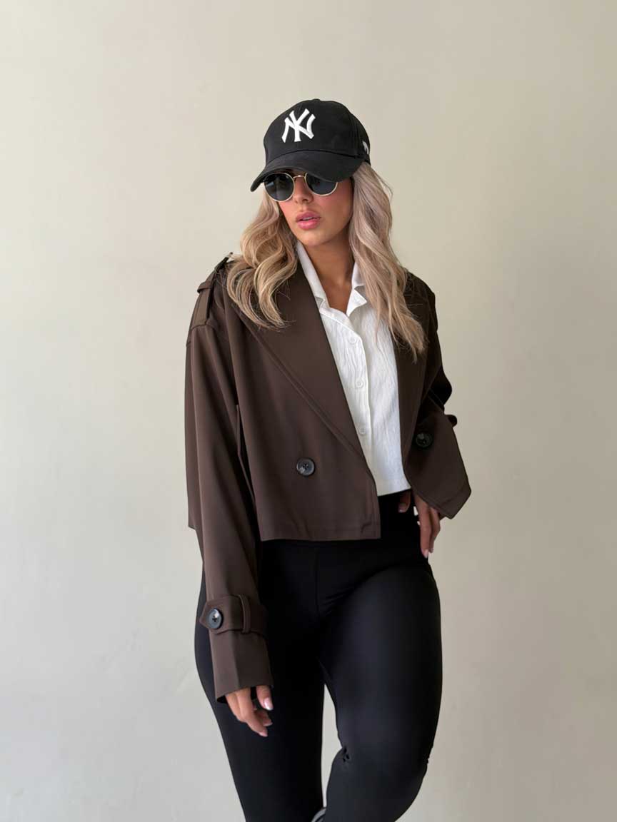Veste trench courte marron portée avec un legging noir