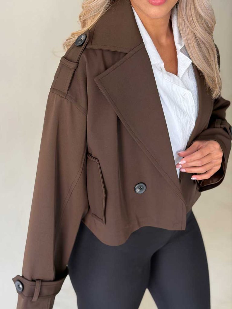 Gros plan de la veste trench courte marron