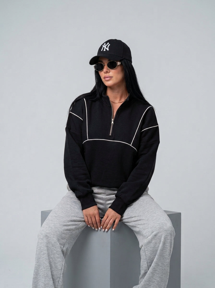 Femme portant le sweat demi-zip noir à passepoil blanc