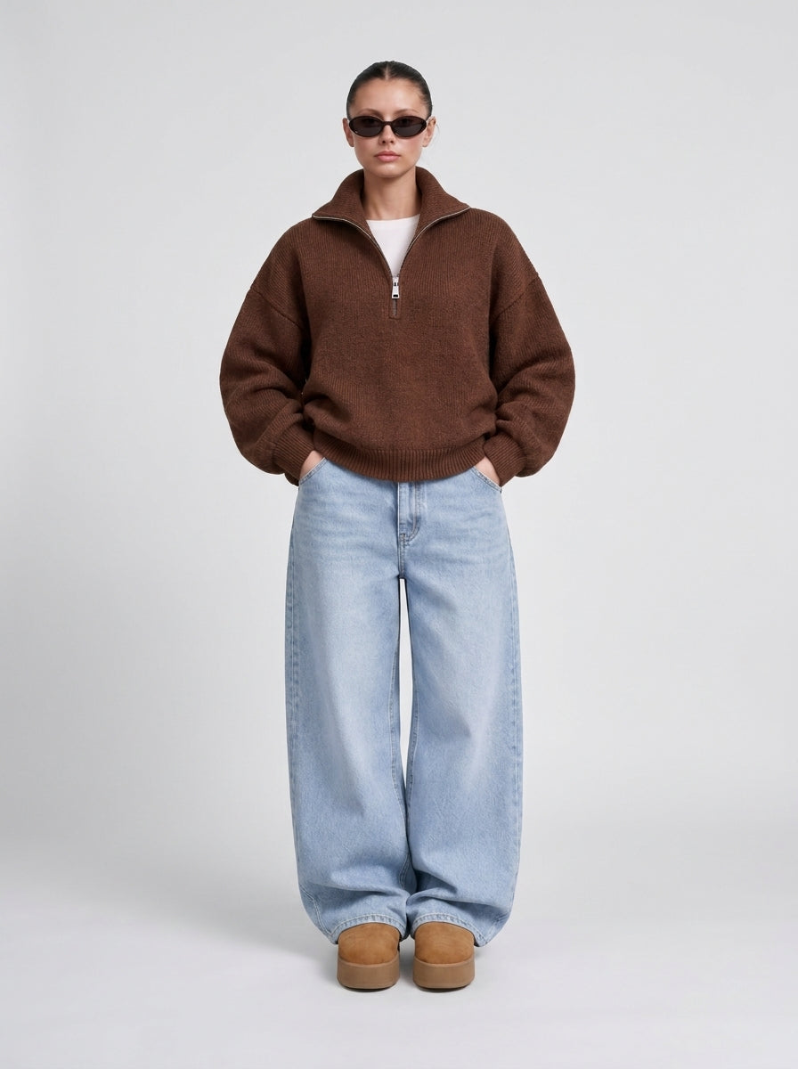 Pull demi-zip marron porté avec un jean large