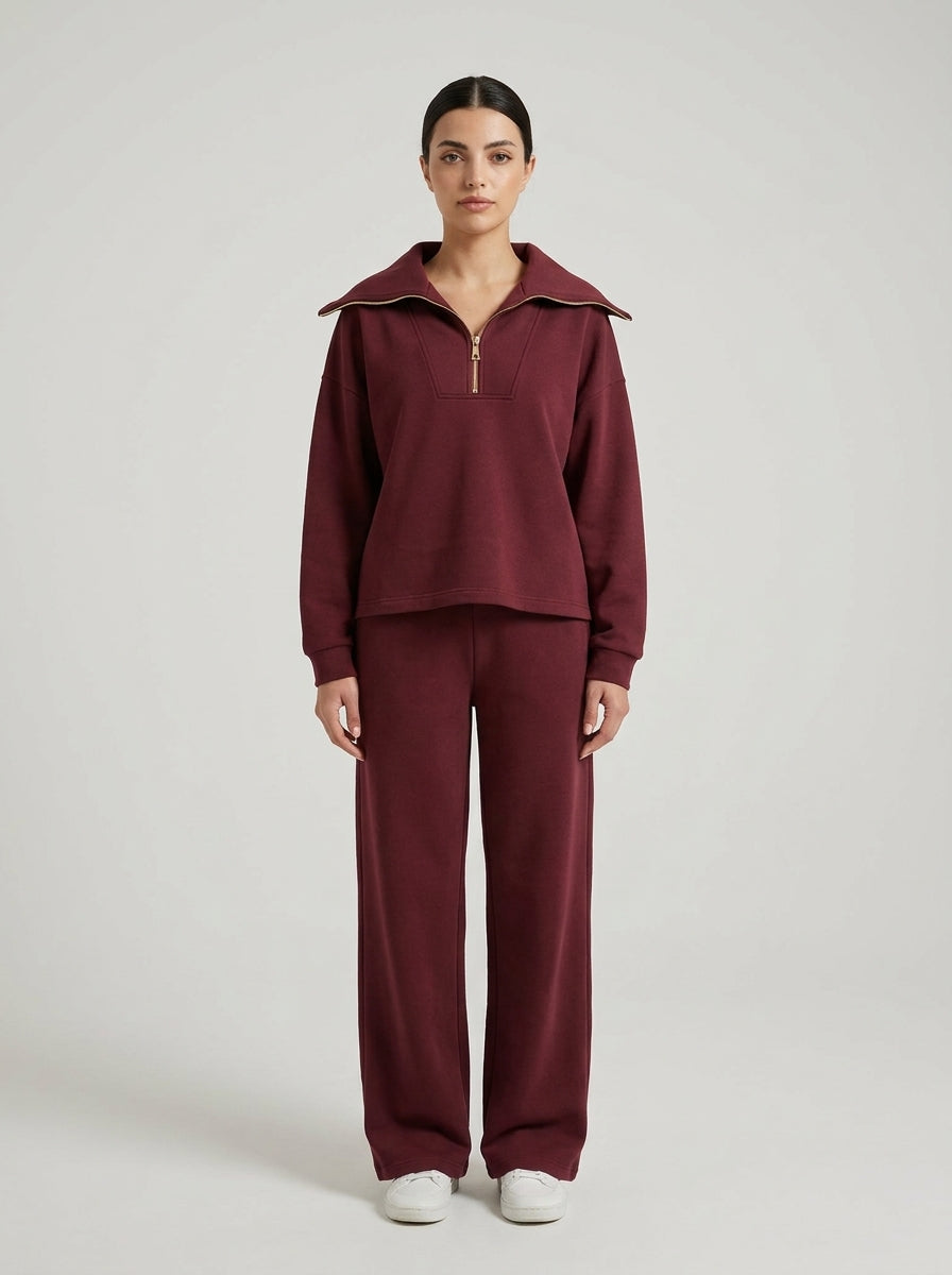 Femme en ensemble bordeaux sweat demi-zip et pantalon large