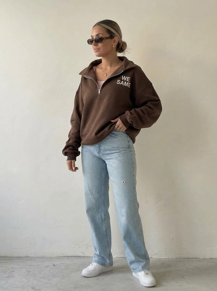 Sweat demi-zip oversize marron porté de trois quarts