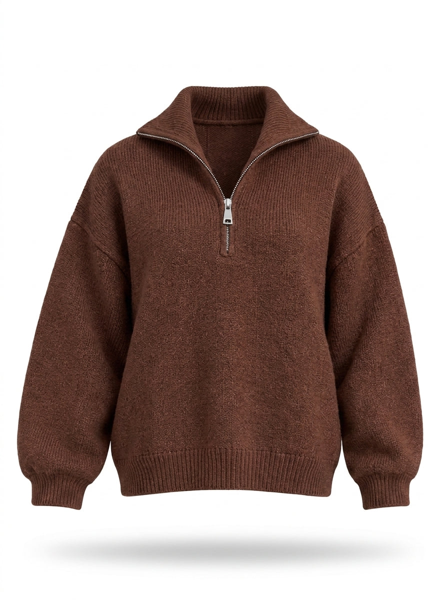 Pull demi-zip grosse maille marron sur fond blanc