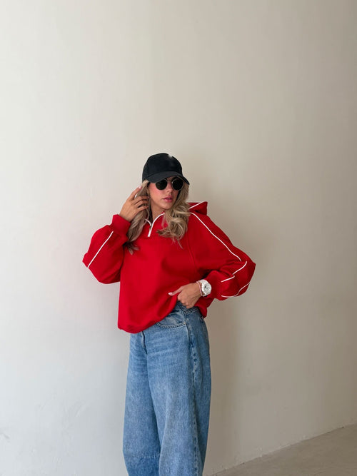 Femme portant le sweat demi-zip à capuche rouge à passepoil blanc