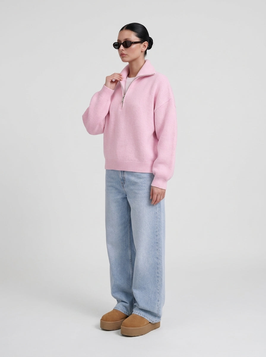Pull demi-zip rose porté de trois quarts