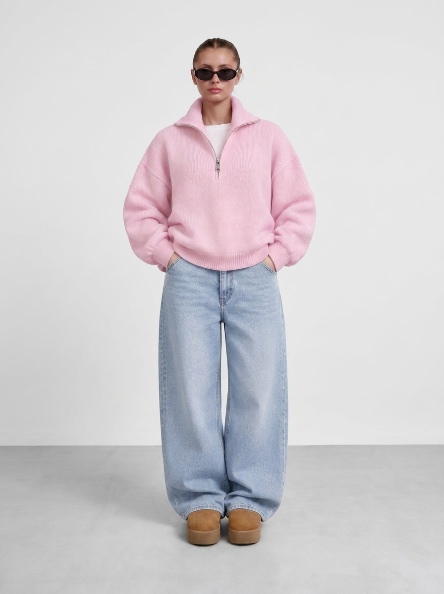 Femme portant le pull demi-zip grosse maille rose