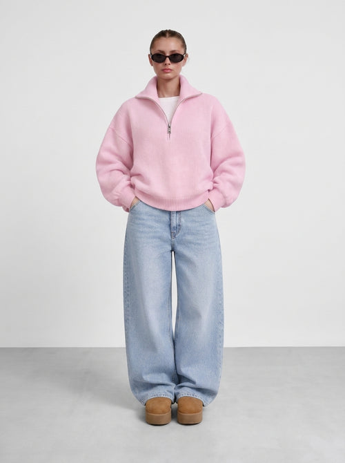 Femme portant le pull demi-zip grosse maille rose